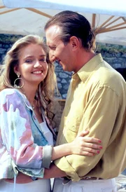 Julia Biedermann (Ida), Mike Krüger (Bob Sager). Julia Biedermann (Ida), Mike Krüger (Bob Sager).