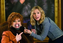 Michelle Darnell (Melissa McCarthy, l.) und Claire (Kristen Bell)