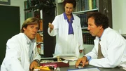 Ärzte-Besprechung: Dr. Stefan Frank (Sigmar Solbach), Anästhesistin Dr. Ruth Waldner (Dorothee Reize) und ihr Mann, Chefarzt Dr. Ulrich Waldner (Hartmut Becker). Ärzte-Besprechung: Dr. Stefan Frank (Sigmar Solbach), Anästhesistin Dr. Ruth Waldner (Dorothee Reize) und ihr Mann, Chefarzt Dr. Ulrich Waldner (Hartmut Becker).
