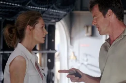 Die in der W&uuml;ste gestrandeten Kelly (Miranda Otto) und Frank (Dennis Quaid) warten auf Rettung - bisher vergeblich.
