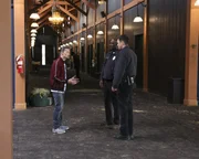 Nolan (Nathan Fillion, r.) und Sergeant Grey (Richard T. Jones, M.) finden den Flüchtigen Daniel Tran (Paul Yen, l.) auf einem Reiterhof; sie bekommen später Gesellschaft. Nolan (Nathan Fillion, r.) und Sergeant Grey (Richard T. Jones, M.) finden den Flüchtigen Daniel Tran (Paul Yen, l.) auf einem Reiterhof; sie bekommen später Gesellschaft.