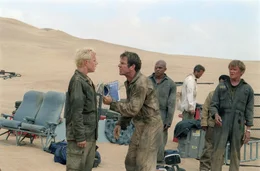 Nach der Bruchlandung im Nichts geraten die &Uuml;berlebenden immer mehr in Panik. Die Wasservorr&auml;te gehen langsam aus, und weit und breit ist kein Rettungsteam in Sicht. Von links: Elliott (Giovanni Ribisi), Frank (Dennis Quaid), Jeremy (Sticky Fingaz), Ian (Hugh Laurie) und James (Scott Michael Campbell).