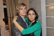 Philip (J&ouml;rn Schl&ouml;nvoigt) und Ayla (Sila Sahin) wollen ihre Liebe endlich zeigen d&uuml;rfen, doch noch ist Ayla mit Kaan verlobt.