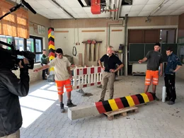 Ex-DDR-Fl&uuml;chtling Ralph Georgi (M.) baut mit Auszubildenden des Bauhandwerks in Schl&uuml;chtern Grenzpf&auml;hle der DDR nach, die Wanderwege &uuml;ber den ehemaligen Todesstreifen markieren sollen.