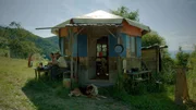 Elmar "Hube" Schroffenegger und Irene Opela und Hund Schnurfel vor ihrer Werkstattjurte, Steinegg, Südtirol Elmar "Hube" Schroffenegger und Irene Opela und Hund Schnurfel vor ihrer Werkstattjurte, Steinegg, Südtirol