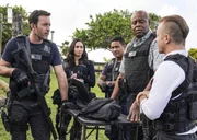 (v.l.n.r.) Steve McGarrett (Alex O'Loughlin); Tani Rey (Meaghan Rath); Junior Reigns (Beulah Koale); Lou Grover (Chi McBride); Danny Williams (Scott Caan) (v.l.n.r.) Steve McGarrett (Alex O'Loughlin); Tani Rey (Meaghan Rath); Junior Reigns (Beulah Koale); Lou Grover (Chi McBride); Danny Williams (Scott Caan)