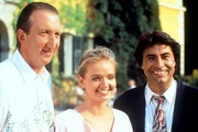 "Ein Schloss am Wörthersee", "Mister Charlie aus L.A." Im Bild (v.li.): Mike Krüger (Bob Sager), Julia Biedermann (Ida), Roy Black (Lennie Berger). "Ein Schloss am Wörthersee", "Mister Charlie aus L.A." Im Bild (v.li.): Mike Krüger (Bob Sager), Julia Biedermann (Ida), Roy Black (Lennie Berger).