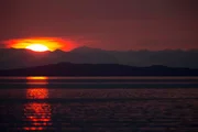 Malerischer arktischer Sonnenuntergang hinter einer Gebirgskette