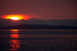 Malerischer arktischer Sonnenuntergang hinter einer Gebirgskette