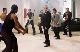 Die Situation eskaliert: B&ouml;sewichte lauern Frank Martin (Jason Statham, m.) in einer Fabrikhalle auf.