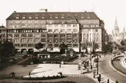 Es hei&szlig;t, Marlene Dietrich kaufte nur hier ihre Handschuhe und Hautcremes, der sowjetrussische Revolutionsdichter Majakowski w&auml;hlte bei seinem Berlinbesuch Seidenstr&uuml;mpfe und Dessous f&uuml;r seine Moskauer Geliebte aus und Hollywoodregisseur Billy Wilder soll Stammkunde beim Zigarrenmacher gewesen sein. Das Kaufhaus des Westens &ndash; schon fr&uuml;h wurde es zum Mythos. - Fassade vom Wittenbergplatz aus; 1931.