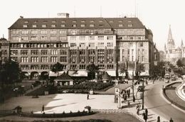 Es hei&szlig;t, Marlene Dietrich kaufte nur hier ihre Handschuhe und Hautcremes, der sowjetrussische Revolutionsdichter Majakowski w&auml;hlte bei seinem Berlinbesuch Seidenstr&uuml;mpfe und Dessous f&uuml;r seine Moskauer Geliebte aus und Hollywoodregisseur Billy Wilder soll Stammkunde beim Zigarrenmacher gewesen sein. Das Kaufhaus des Westens &ndash; schon fr&uuml;h wurde es zum Mythos. - Fassade vom Wittenbergplatz aus; 1931.
