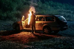 Der T&auml;ter z&uuml;ndet das Auto an.