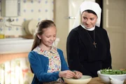 Die Nonnen wollen wissen warum Maja Nonne werden will (v.li.: Romy Butz, Mareike Lindenmeyer).
