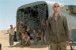 Elliott (Giovanni Ribisi, vorne) gibt der gestrandeten Crew Hoffnung. Er behauptet, dass er aus dem Flugzeugwrack eine neue Maschine bauen kann.