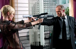 Wer dr&uuml;ckt zuerst ab? Killerin Lola (Kate Nauta) und Ex-Elitesoldat Frank Martin (Jason Statham) geraten in ein Waffenduell.