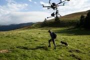 Making Of - Wanderer mit Hund und Kameradrohne im Flug