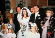 Königliche Hochzeit: Rainer Jansen (Manfred Lehmann, neben der Braut li.), seine Nichte Gloria (Jenny Jürgens, 4. v. re.), Ludwig (Herbert Fux, 3. v. re.), Godehart (Alfons Haider, 2. v. re) und seine Mutter Rutila (Hildegard Knef, re.) in einem historischen Moment. Königliche Hochzeit: Rainer Jansen (Manfred Lehmann, neben der Braut li.), seine Nichte Gloria (Jenny Jürgens, 4. v. re.), Ludwig (Herbert Fux, 3. v. re.), Godehart (Alfons Haider, 2. v. re) und seine Mutter Rutila (Hildegard Knef, re.) in einem historischen Moment.