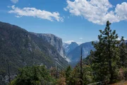 Blick auf den "Half Dome". Die fast senkrechte Felswand ist fast so etwas wie ein Wahrzeichen des Yosemite-Nationalparks.