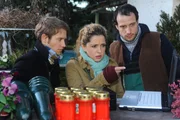 Sichten das Video von der Friedhofsg&auml;rtnerei: Jojo (Bernhard Bozian, l.), Nina (Maria Wedig, M.) und Hajo Giese (Florian H&auml;nsel, r.) ...
