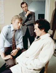 Kommissar Kaslik (Ulrich von Dobschütz, l) glaubt in Elmar Holz (Ulli Lommel) den Mörder gefasst zu haben. Oberkommissar Haverkamp (Hansjörg Felmy, Mi) zweifelt an der Theorie seines Kollegen. Kommissar Kaslik (Ulrich von Dobschütz, l) glaubt in Elmar Holz (Ulli Lommel) den Mörder gefasst zu haben. Oberkommissar Haverkamp (Hansjörg Felmy, Mi) zweifelt an der Theorie seines Kollegen.