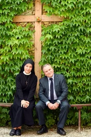 W&ouml;ller bekommt das Schloss der Baronin nicht (v.li.: Janina Hartwig, Fritz Wepper).