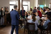 Larissa (Ilka Mahrholz, l.) realisiert, dass die Schillerallee nicht die ganze Wahrheit erfahren wird. Im Bild: Matthias Sauer (Gabriel Merz), Ferhat (Harun Yildirim), Irene (Petra Blossey), Easy (Lars Steinhöfel), Sina (Valea Scalabrino), Bambi (Ben Heinrich), Tobias (Patrick Müller), Baris (Metehan Demiröz). Larissa (Ilka Mahrholz, l.) realisiert, dass die Schillerallee nicht die ganze Wahrheit erfahren wird. Im Bild: Matthias Sauer (Gabriel Merz), Ferhat (Harun Yildirim), Irene (Petra Blossey), Easy (Lars Steinhöfel), Sina (Valea Scalabrino), Bambi (Ben Heinrich), Tobias (Patrick Müller), Baris (Metehan Demiröz).