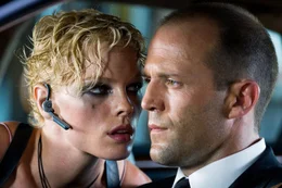 Frank Martin (Jason Statham) wird die Killerin Lola (Kate Nauta) nicht los.