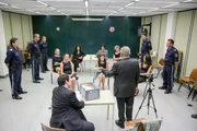 "Vorstadtweiber", "(10)." Bei Josefs Begräbnis kommt es zu einer großen Polizeiaktion: Maria, Waltraut, Caroline und Sabine werden verhaftet. Verdacht auf mutmaßliche Spekulationsgeschäfte und was Maria betrifft sogar Verdacht auf Mord. Im Bild (v.li.): Nina Proll (Nicoletta Huber), Thomas Mraz (Jörg Pudschedl), Gerti Drassl (Maria Schneider), Proschat Madani (Tina), Martina Ebm (Caroline Melzer), Sandra Cervik (Helga Pariasek), Adina Vetter (Sabine Herold), Branko Samarovski (Bruno Pudschedl), Maria Köstlinger (Waltraud Steinberg). "Vorstadtweiber", "(10)." Bei Josefs Begräbnis kommt es zu einer großen Polizeiaktion: Maria, Waltraut, Caroline und Sabine werden verhaftet. Verdacht auf mutmaßliche Spekulationsgeschäfte und was Maria betrifft sogar Verdacht auf Mord. Im Bild (v.li.): Nina Proll (Nicoletta Huber), Thomas Mraz (Jörg Pudschedl), Gerti Drassl (Maria Schneider), Proschat Madani (Tina), Martina Ebm (Caroline Melzer), Sandra Cervik (Helga Pariasek), Adina Vetter (Sabine Herold), Branko Samarovski (Bruno Pudschedl), Maria Köstlinger (Waltraud Steinberg).