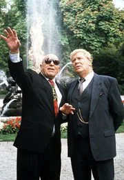 Teddy (Telly Savalas, li.) erläutert dem Casino-Chef (Peter Carsten), wie man sein Haus auf Vordermann bringen könnte. Teddy (Telly Savalas, li.) erläutert dem Casino-Chef (Peter Carsten), wie man sein Haus auf Vordermann bringen könnte.