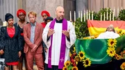 Von links: Heiner Kurz (Florian Karlheim, 3. von links) und seine Töchter (im Hintergrund), Pfarrer Hans Reiser (Stephan Zinner) am offenen Sarg von Albina (Enifome Emmanuel). Von links: Heiner Kurz (Florian Karlheim, 3. von links) und seine Töchter (im Hintergrund), Pfarrer Hans Reiser (Stephan Zinner) am offenen Sarg von Albina (Enifome Emmanuel).