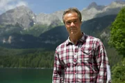 Hannes Jaenicke am Lago di Tovel in Norditalien. Dort im Adamello Brenta-Naturpark leben noch f&uuml;nfzig Braunb&auml;ren. Auch Bruno stammte von dort, bevor er Bayern erreichte.