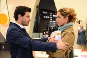 Nina (Maria Wedig, r.) unterbindet die Nähe, die sich anlässlich ihres Unschuldsverdachts zwischen ihr und Luca (Manuel Cortez, l.) aufgebaut hat. Nina (Maria Wedig, r.) unterbindet die Nähe, die sich anlässlich ihres Unschuldsverdachts zwischen ihr und Luca (Manuel Cortez, l.) aufgebaut hat.