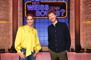 Als Kandidat:innen zu Gast bei "Wer wei&szlig; denn sowas?": Die "Tagesschau"-Sprecherin und Fernsehmoderatorin Judith Rakers (l.) und der Schauspieler und Fernsehmoderator Louis Klamroth (r.).