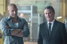 Dom (Vin Diesel, l.) und seine Crew gehen mit dem mysteri&ouml;sen Mr. Nobody (Kurt Russell) einen Deal ein, um ihren Feind aufzusp&uuml;ren.