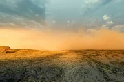 Weil sich die Luft im Laufe eines Tages erwärmt und aufsteigt, treten in Wüsten oft starke Winde auf. Weil sich die Luft im Laufe eines Tages erwärmt und aufsteigt, treten in Wüsten oft starke Winde auf.