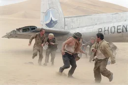 Von einem Sandsturm &uuml;berrascht (v.l.): Frank Towns (Dennis Quaid), Elliott (Giovanni Ribisi), Rady (Kevork Malikyan), Kelly (Miranda Otto), James (Scott Michael Campbell), Sammi (Jacob Vargas), Ian (Hugh Laurie).