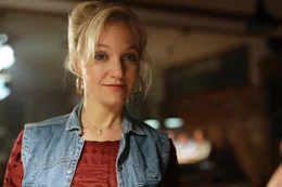 Romy (Eva Herzig).