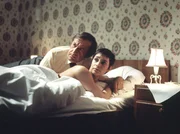 Walter Maurer verbringt die Nacht mit Ursula Danz (Monica Bleibtreu), der Frau seines Kollegen, im Hotel "Stella", wo er Zeuge eines Mordes wird. Er kennt das Gesicht des Mörders, doch er schweigt aus Angst vor einem Skandal. Walter Maurer verbringt die Nacht mit Ursula Danz (Monica Bleibtreu), der Frau seines Kollegen, im Hotel "Stella", wo er Zeuge eines Mordes wird. Er kennt das Gesicht des Mörders, doch er schweigt aus Angst vor einem Skandal.