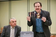 "Vorstadtweiber", "(10)." Bei Josefs Begräbnis kommt es zu einer großen Polizeiaktion: Maria, Waltraut, Caroline und Sabine werden verhaftet. Im Bild (v.li.): Branko Samarovski (Bruno Pudschedl), Thomas Mraz (Jörg Pudschedl). "Vorstadtweiber", "(10)." Bei Josefs Begräbnis kommt es zu einer großen Polizeiaktion: Maria, Waltraut, Caroline und Sabine werden verhaftet. Im Bild (v.li.): Branko Samarovski (Bruno Pudschedl), Thomas Mraz (Jörg Pudschedl).
