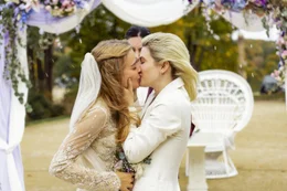 v.li.: Johanna (Milena Tscharntke), Kate (Franziska von Harsdorf).