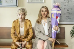 L-R: Kate (Franziska von Harsdorf), Johanna (Milena Tscharntke)