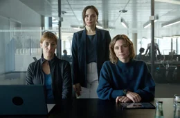 Teamleiterin Hoettger (l., Helene Grass), Staatssekret&auml;rin Dr. Karlstr&ouml;m (Mitte, Mina Tander) und Personensch&uuml;tzerin Helen Schilling (r., Svenja Jung) sind entt&auml;uscht &uuml;ber den Stand der Ermittlungen.