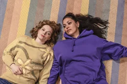 L-R: Karla (Karoline Herfurth), Senay (Jasmin Shakeri)