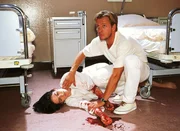 Dr. Beck (Dirk Mierau) findet Susanne (Cheryl Shepard) mit aufgeschnittenen Pulsadern. Dr. Beck (Dirk Mierau) findet Susanne (Cheryl Shepard) mit aufgeschnittenen Pulsadern.