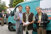 Ein Mitarbeiter von Küfner (Winfried Frey, M.) wurde umgebracht. Dass das den Dachdeckerunternehmer kalt lässt, wundert Kommissar Hansen (Igor Jeftic, l.) und Polizist Mohr (Max Müller, r.). Ein Mitarbeiter von Küfner (Winfried Frey, M.) wurde umgebracht. Dass das den Dachdeckerunternehmer kalt lässt, wundert Kommissar Hansen (Igor Jeftic, l.) und Polizist Mohr (Max Müller, r.).