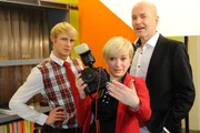 Ahnen noch nicht, dass Maik das Shooting platzen l&auml;sst: Virgin (Chris Gebert, l.), Bruno (K. Dieter Klebsch, r.) und Olivia (Kasia Borek, M.) ...