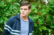 Philipp Hegemann (Christoph Moreno), der Sohn der Inselköchin, beobachtet die Ermittlungen. Er schwärmt ganz offensichtlich für die Auszubildende Denise. Philipp Hegemann (Christoph Moreno), der Sohn der Inselköchin, beobachtet die Ermittlungen. Er schwärmt ganz offensichtlich für die Auszubildende Denise.