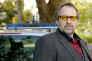 Wolf Bachofner (Viktor Manos).