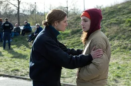 Personensch&uuml;tzerin Helen Schilling (l., Svenja Jung) versucht ihre Schwester und Aktivistin Paula (r., Marie Bloching) davon abzuhalten, weiter zu demonstrieren.